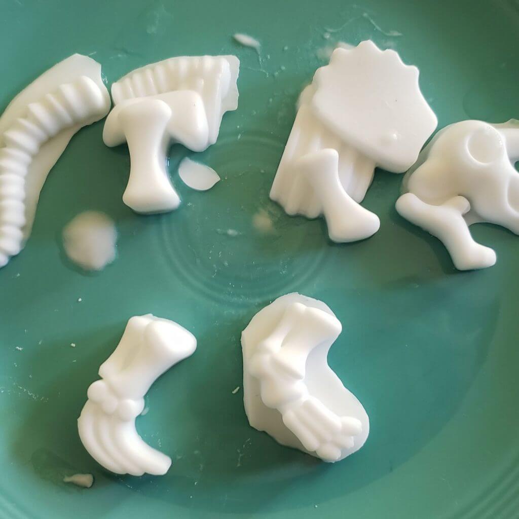The Case of the Counterfeit Dinosaur Bones:  A Baking-Soda Rock Extension Activity